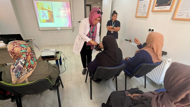 Gercüş'te kadınlara meme kanseri eğitimi verildi, QR kodlu anahtarlık dağıtıldı