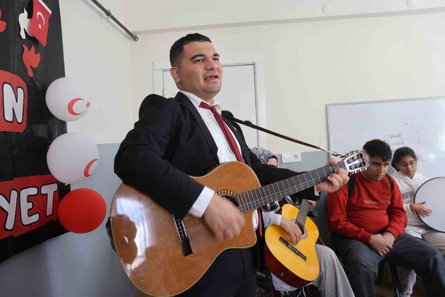 Hatay'da otizmli Ertuğrul Gök, 6 enstrüman çalıp Halk Eğitimde usta öğretici oldu