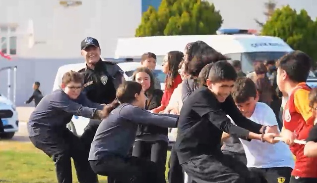 Bolu'da polisler Cumhuriyet'in 103. yılında öğrencilerle 103 uçurtma uçurdu