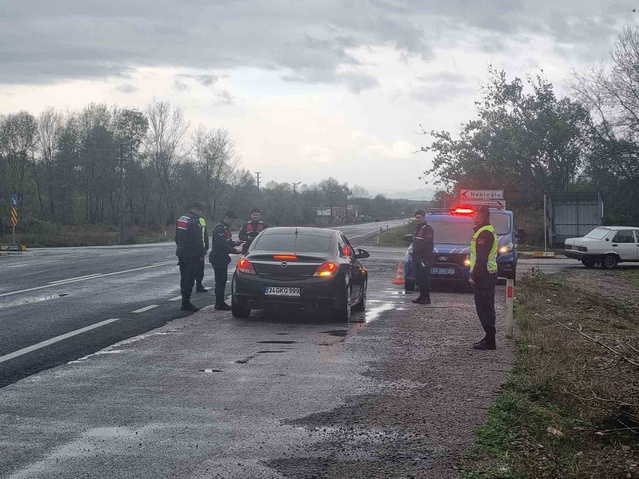 Zonguldak Çaycuma'da jandarma trafik denetimlerini sürdürüyor, dere yatağı denetlendi