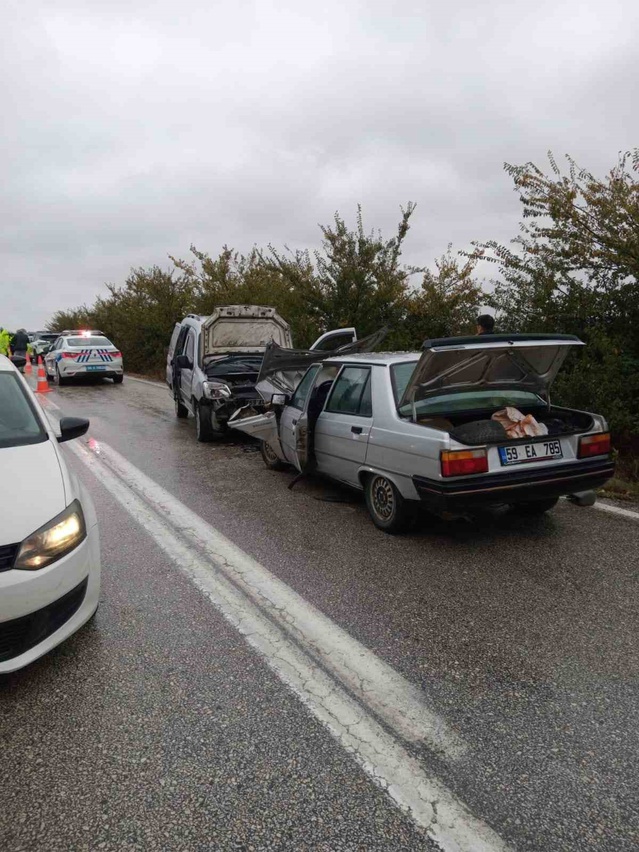 Şarköy-Malkara yolunda araçlar çarpıştı, 2'si çocuk 7 kişi yaralandı