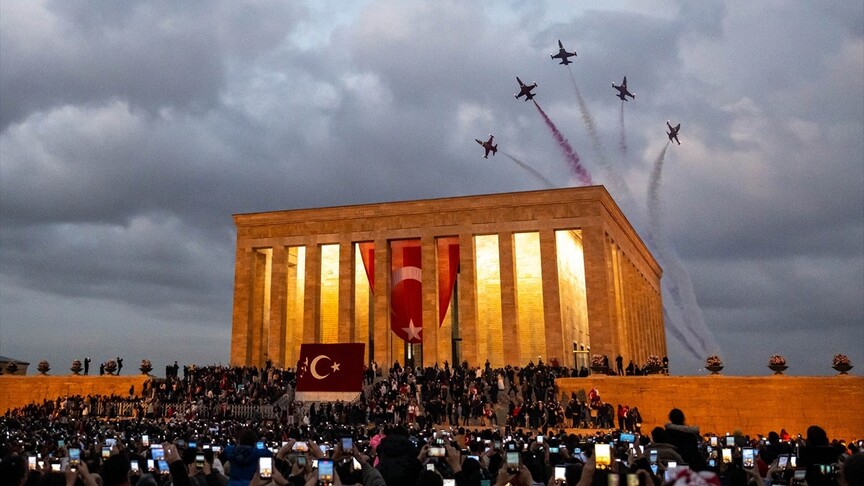 Türk Yıldızları'ndan Cumhuriyet Bayramı'nda Anıtkabir üzerinde saygı uçuşu