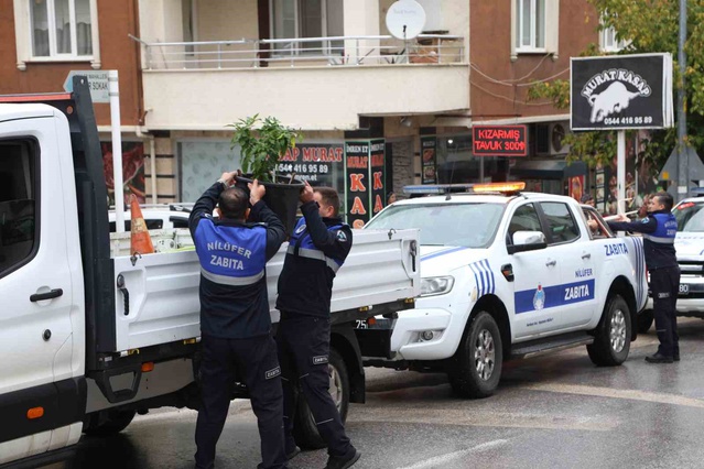Nilüfer Belediyesi ekipleri Beşevler ve Üçevler'de yolu kapatan engelleri kaldırdı