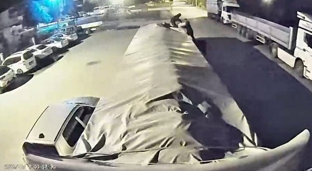 Aksaray'da TIR'dan 30 çuval şeker çalan 2 kişi güvenlik kamerasında görüntülendi