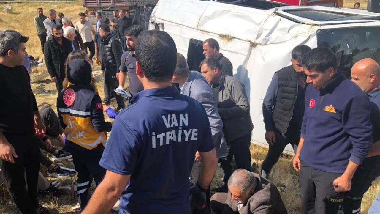 Yolcu minibüsü ile tır çarpıştı: Çok sayıda yaralı var
