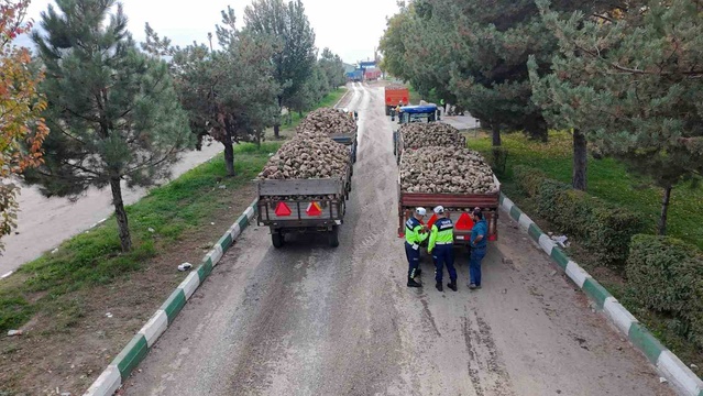 Muş'ta jandarma, Şeker Fabrikası'ndaki reflektörsüz römorklara reflektör taktı