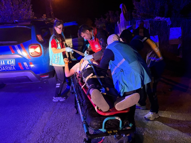 Aydın Nazilli'de elektrik direğine çarpan otomobildeki 2 kişi yaralandı