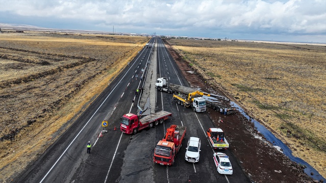 Diyarbakır Bağlar'da devrilen zift tankeri Şanlıurfa yolunu ulaşıma kapattı