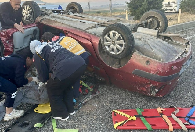Kahramanmaraş Pazarcık'ta otomobil takla attı, sıkışan sürücüyü itfaiye kurtardı