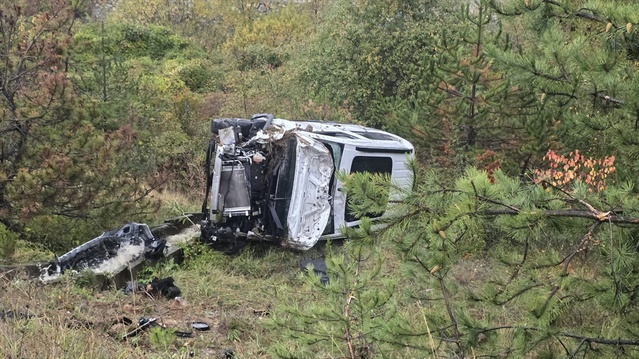 Bolu'da sağanakta hafif ticari araç şarampole yuvarlandı, 2 kişi yara almadı