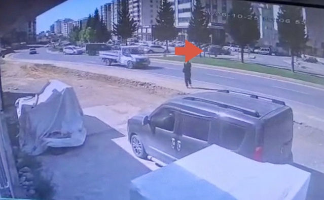 Kahramanmaraş Onikişubat'ta otomobille çarpışan motosiklet sürücüsü yaralandı