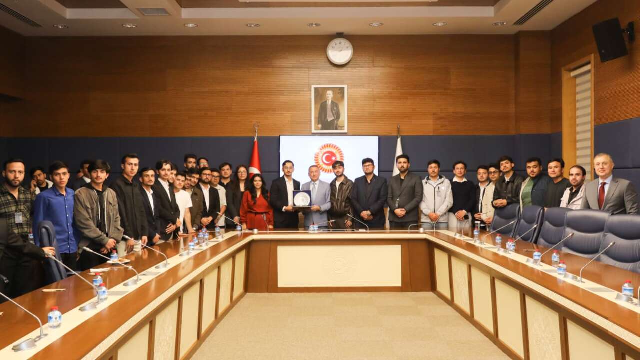 Fuat Oktay, afgan öğrencilerle Meclis’te bir araya geldi