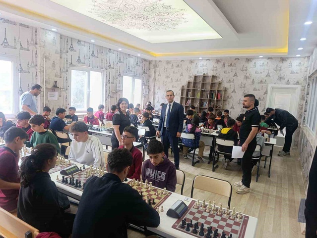 Sason'da 80 öğrenci Cumhuriyet Bayramı satranç turnuvasında mücadele etti