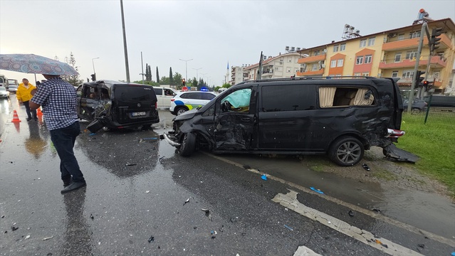Antalya Manavgat'ta tırın çarptığı iki minibüste 3 yaralı, sürücü gözaltına alındı