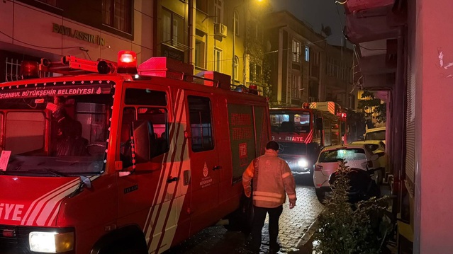 Kağıthane'de çatıya sıçrayan yangın 4 noktadan müdahaleyle söndürüldü, can kaybı yok
