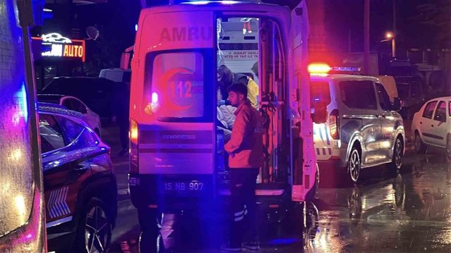 Burdur'da öğrenci servisi ile otomobil çarpıştı, 12 öğrenci hafif yaralandı