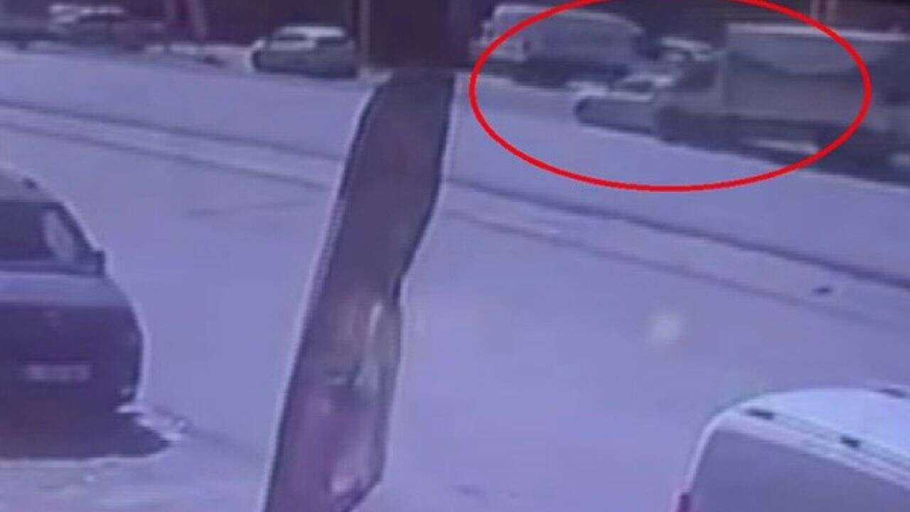Binmek için kapısını açtığı otomobil yerinden fırladı
