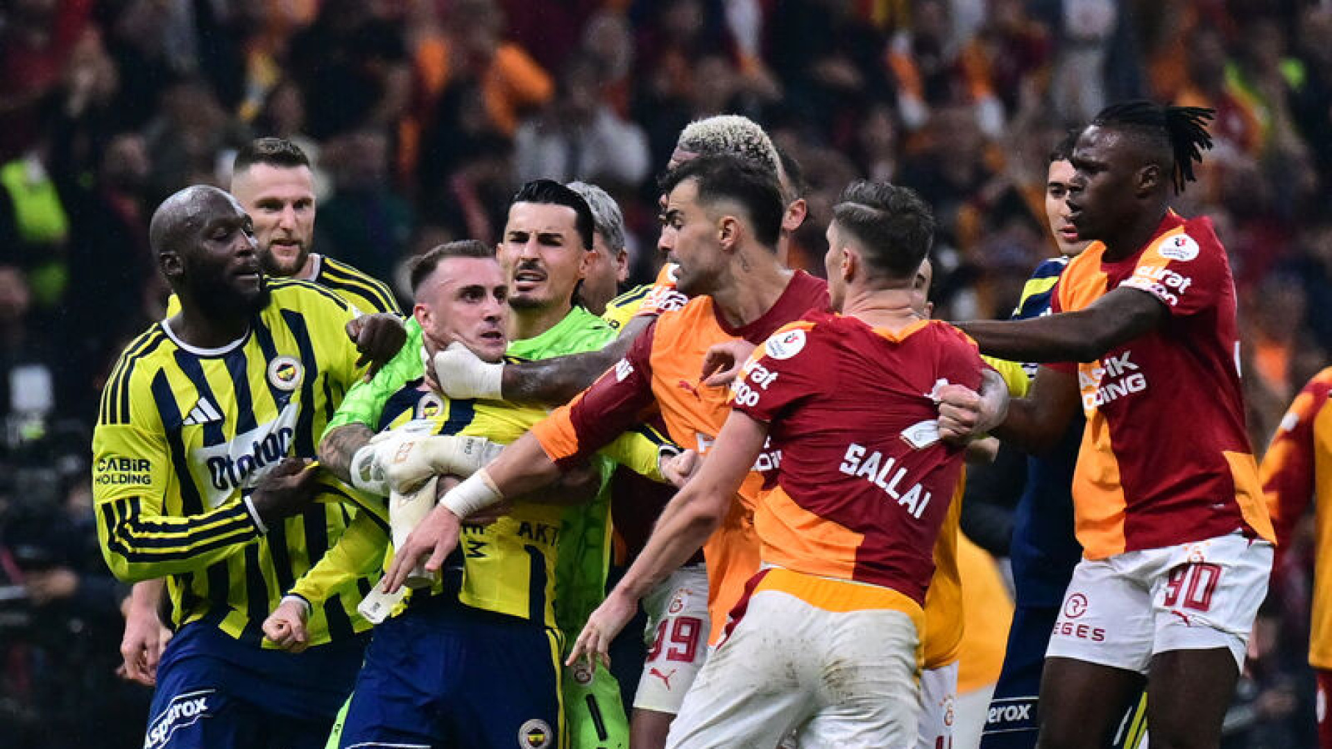 Derbi sonrası saha karıştı!