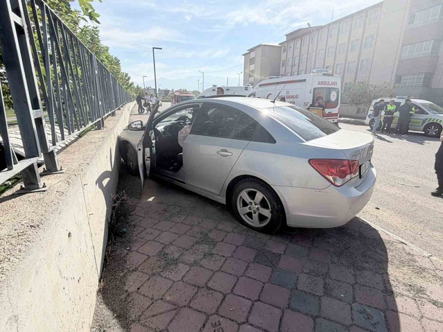 Iğdır Hakveyis'te iki otomobil çarpıştı, 2 sürücü hafif yaralandı