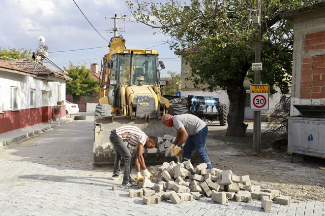 Burhaniye Belediyesi Pelitköy'de yol ve parke taş tamirat çalışmalarını sürdürüyor