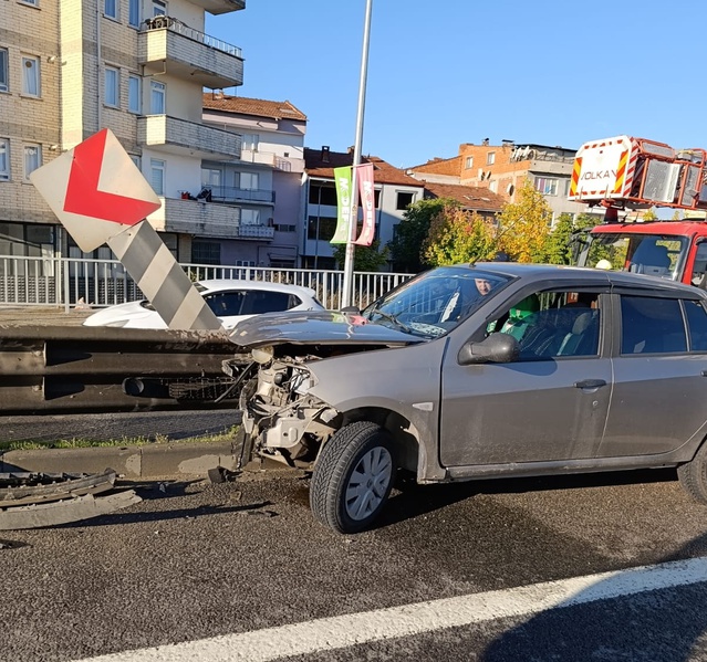 Bursa İnegöl'de kontrolden çıkan otomobil bariyerlere çarptı, sürücü ve eşi yaralandı