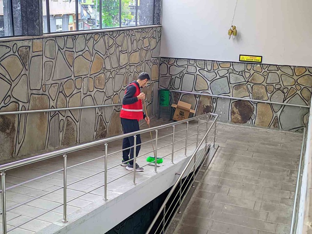 Ağrı'da Kızılay gönüllüleri Merkez Camii'nde öğle namazına kadar temizlik yaptı