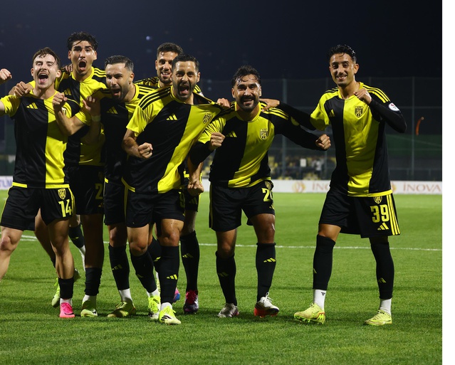 Aliağa FK, 68 Aksaray Belediyespor'u 2-1 yenerek 5'inci galibiyetini alıp lider oldu