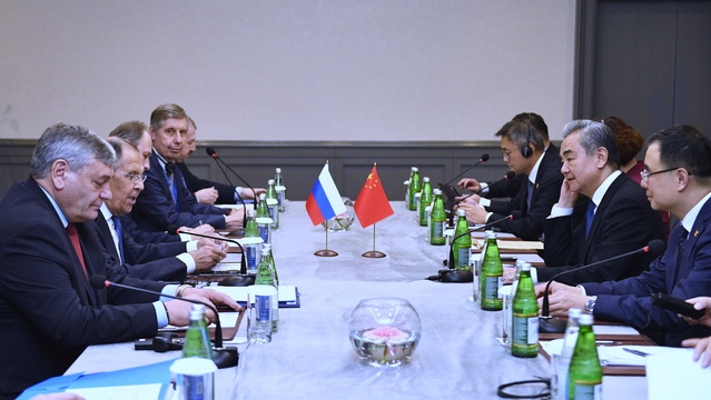 Wang Yi, Lavrov'la Bakü'de görüşüp Rusya'yı Devlet Duması seçimleri için tebrik etti