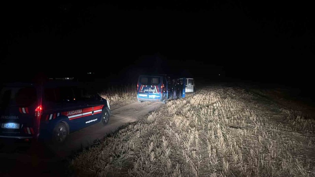 Afyonkarahisar Emirdağ'da jandarma 250 kilo soğan yüklerken 2 şüpheliyi yakaladı