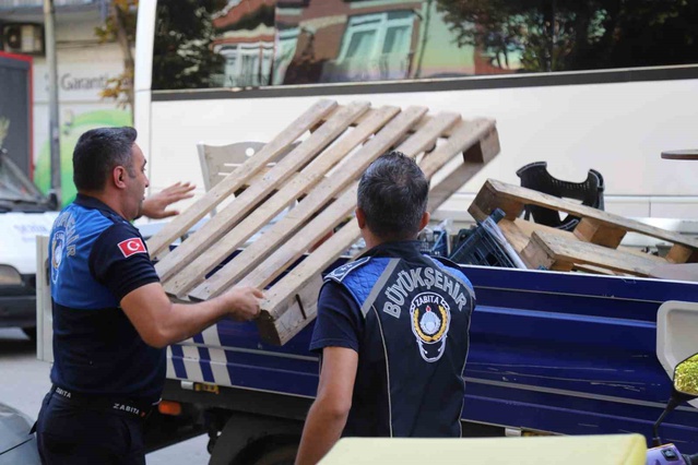 Eskişehir'de zabıta yaya yolu işgallerinde masa ve sandalyelere el koydu