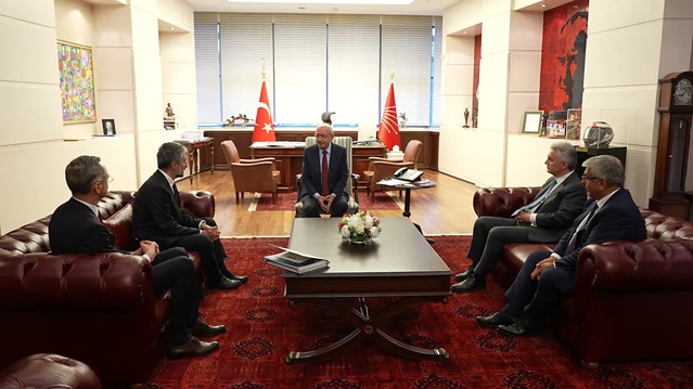 TÜSİAD Başkanı Ozan Diren, CHP Genel Merkezi'nde Kılıçdaroğlu'na raporları sundu