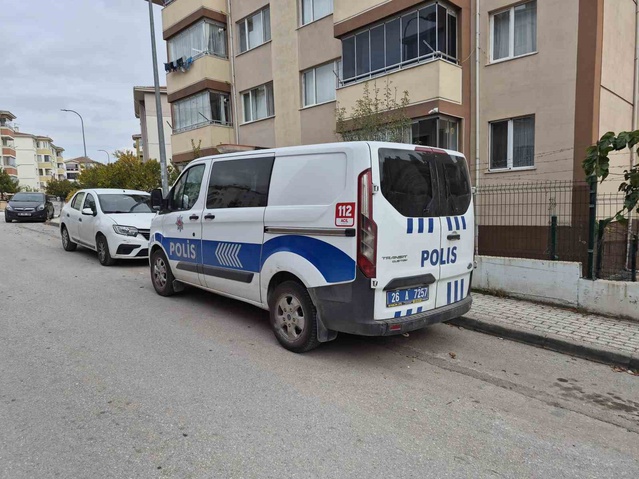 Eskişehir'de ikinci kattan düşen 2 yaşındaki kız çocuğu hastaneye kaldırıldı