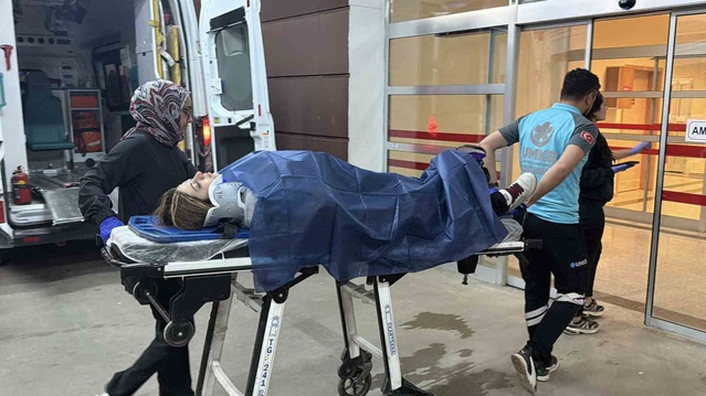 Adıyaman'da motosiklet ile iki otomobil çarpıştı, yaralı 2 kişi hastaneye kaldırıldı
