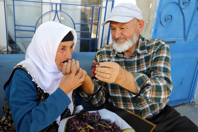 Aksaray'da Ramazan Keser, 58 yıllık eşine doğum gününde çiçek yerine üzüm buketi verdi