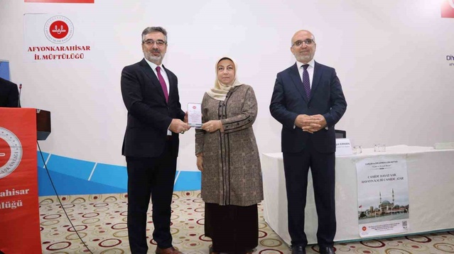 Afyonkarahisar'da din görevlileri haftasında emekli görevlilere plaket verildi