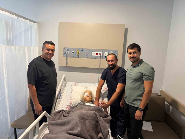 Marmaris Devlet Hastanesi 93 yaşındaki hastaya başarılı katarakt ameliyatı yaptı