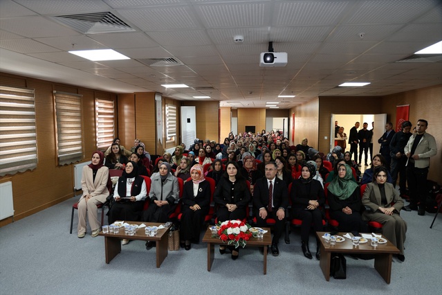 Van'da kadınlar için dijital okuryazarlık ve yapay zeka eğitim programı düzenlendi