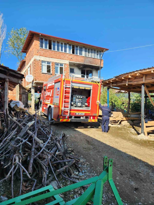 Samsun Vezirköprü'de mutfakta çıkan yangın itfaiye müdahalesiyle söndürüldü