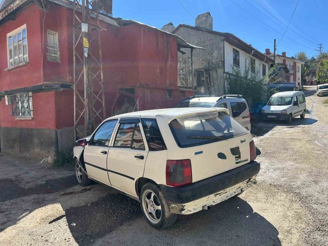 Bilecik Kurtköy'de otomobil elektrik direğine çarptı, 1 kişi yaralandı