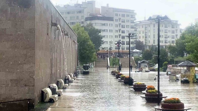 Sivas'ta bastıran sağanak gündelik hayatı değiştirdi, yollar göle döndü, kısa sürdü