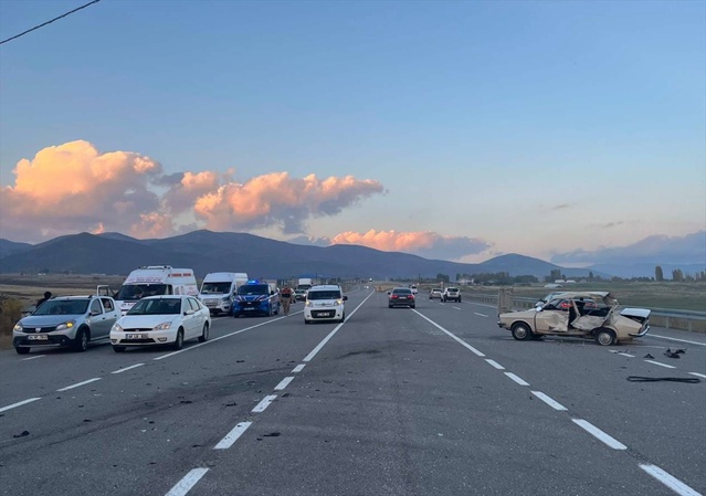 Bingöl Karlıova'da kazada 3 kişi yaralandı, motosiklet sürücüsünün durumu ağır