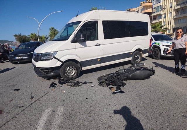 Alanya'da minibüsle çarpışan motosiklet sürücüsü üniversite öğrencisi genç kız öldü