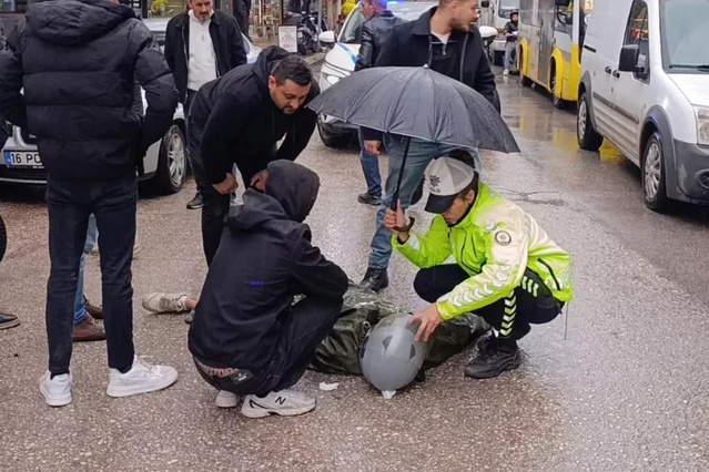 Bursa İnegöl'de yaralıyı yağmurdan şemsiyeyle koruyan polis memuruna kaymakamlıktan ödül