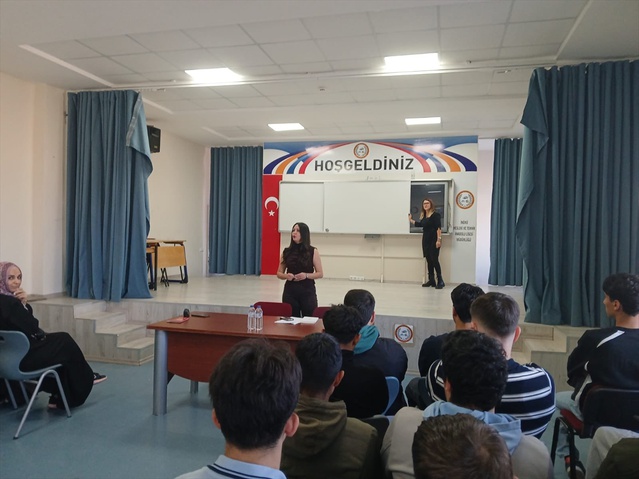 İnönü'de velilere okul-aile işbirliği, öğrencilere dijital bağımlılık eğitimi verildi