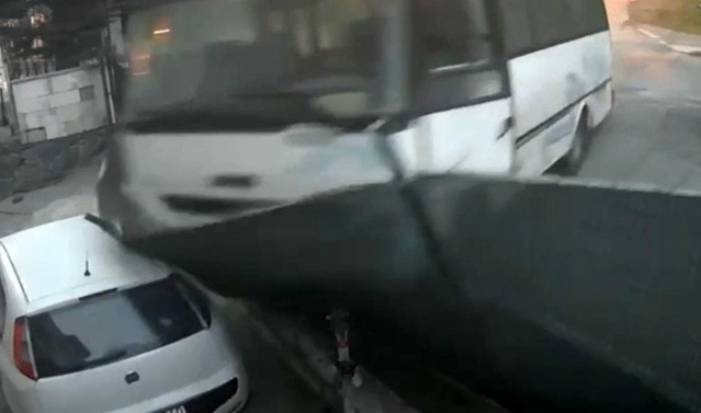 Arnavutköy'de sürücüsü inince midibüs evin bahçesine daldı, yaralanan olmadı