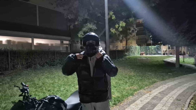 Odunpazarı'nda trafikte tartışma kask kamerasında: Kadın sürücü motosikletlinin üzerine yürüdü