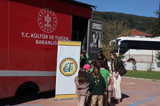 Düzce'de köy okulu öğrencileri Gezen Sinema Tırı ile sinema deneyimi yaşadı
