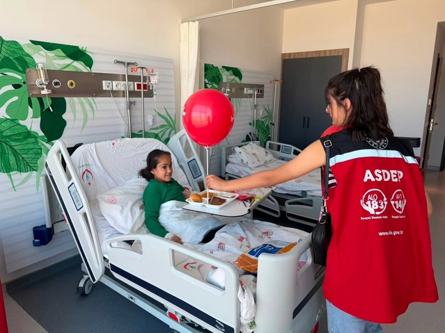 Niğde'de komite üyesi çocukların hazırladığı hediyeler hastanedeki çocuklara ulaştı