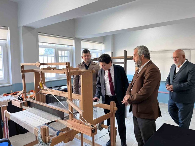 Düzce Çilimli'de Kaymakam Altıntaş, Halk Eğitimi Merkezi personeline kolaylık diledi