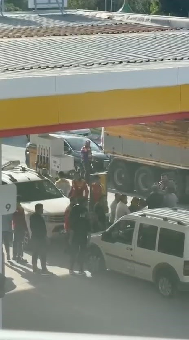 Arnavutköy'de Shell istasyonunda müşteri ve çalışanların sopalı kavgası kameraya yansıdı